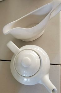 HOLIDAY SERVEWARE TEAPOT AND GRAVYBOAT